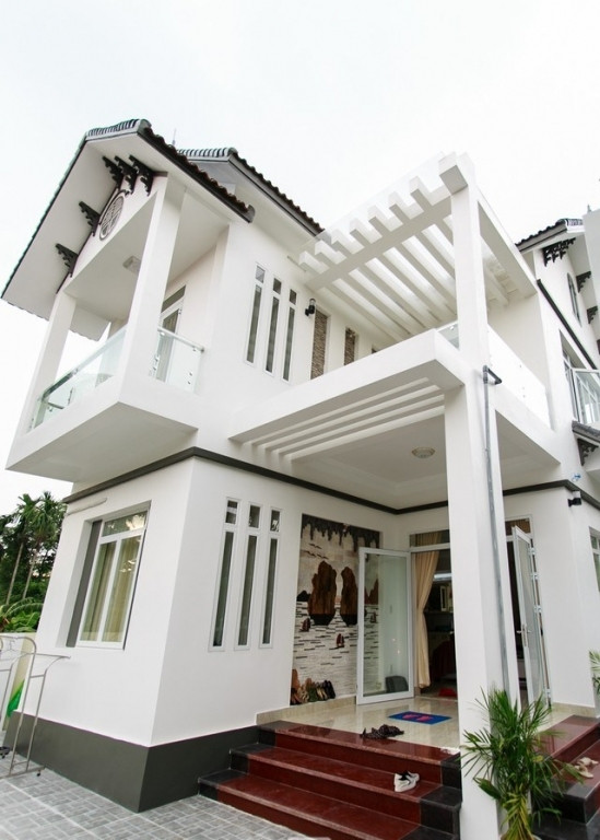 Căn biệt thự hiện đại đối lập hoàn toàn với những căn nhà mái bằng kiểu cũ của người dân trong thôn nghèo.