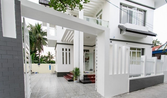 Căn biệt thự được xây trên nền đất của căn nhà cũ rộng 100m2 và vừa mới hoàn thành hồi đầu tháng 10/2015.
