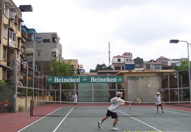 Trong khuôn viên khách sạn còn có một sân tennis hầu như không lúc nào vắng bóng người chơi.