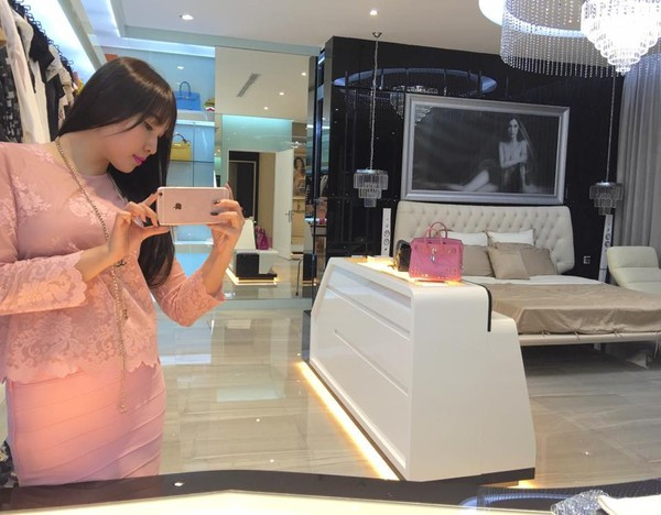 Căn hộ có diện tích rộng tới 200 mét vuông với gam màu nền là trắng sáng, nội thất vô cùng sang trọng, đắt tiền.