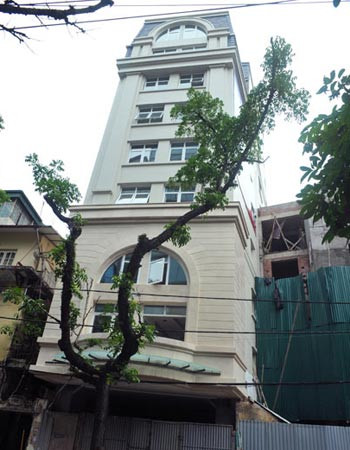 Cụ thể, tòa nhà 19 Triệu Việt Vương ở phường này được Sở Xây dựng Hà Nội cấp phép cho xây dựng 9 tầng với chiều cao 36,1 m. Tuy nhiên, trong quá trình xây dựng, chủ đầu tư đã nâng thêm 3 tầng thành 12 tầng với chiều cao vượt 5,2m so với giấy phép xây dựng. Chủ đầu tư sau đó đã phải tự đập bỏ 3 tầng xây vượt phép từ ngày 30/6/2012.