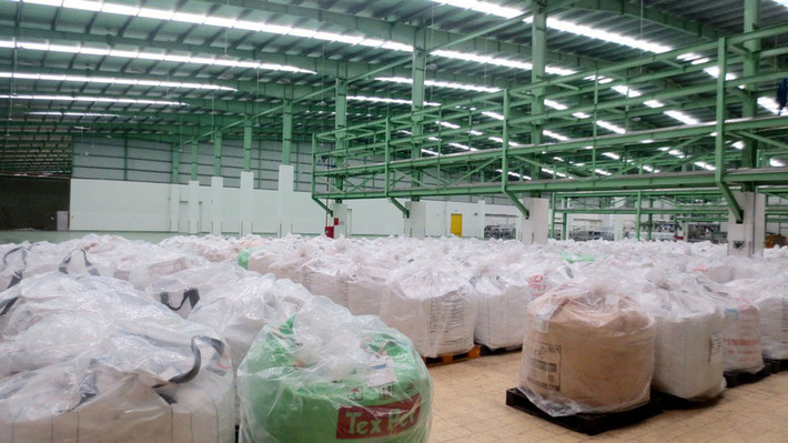 Tân Hiệp Phát vừa có quyết định táo bạo khi mở cửa nhà máy để người dân tham quan tự do, treo thưởng 500 triệu đồng cho ai bỏ được dị vật vào sản phẩm. Tuy nhiên, để ẵm được số tiền này có vẻ không dễ khi tận mắt nhìn thấy dây chuyền sản xuất tại đây. Trong ảnh là khu vực tập kết nguyên liệu tại nhà máy của Tân Hiệp Phát tại Hà Nam.