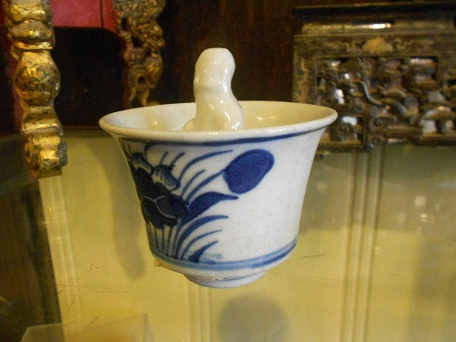 Giữa hàng trăm món cổ vật giá trị, chiếc chén “Khổng Tử” được gia tộc họ Lê - chủ nhà Tấn Ký ở Hội An (Quảng Ngãi) sưu tập từ hơn 200 năm trước lại có điểm độc đáo riêng. Nhờ thiết kế đặc biệt, chiếc chén này không bao giờ có thể rót đầy tràn nước lên miệng chén.