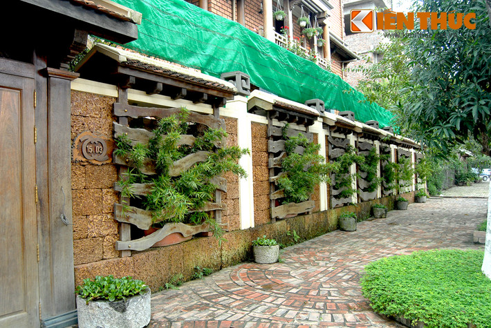 Hàng rào đá ong và nan gỗ, trồng xen kẽ cây xanh đẹp mắt.