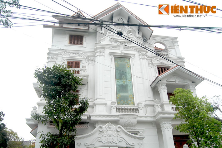 Các chi tiết thiết kế khá cầu kỳ, gam màu trắng khiến căn biệt thự này cực kỳ nổi bật.