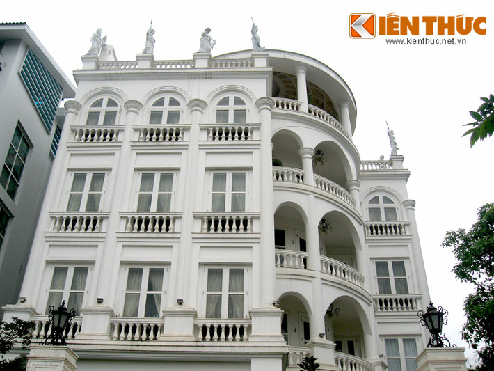 Sự xuất hiện liên tiếp các phong cách kiến trúc, những biệt thự đắt đỏ trong khu vườn Đào khiến nơi này được mệnh danh đặc khu nhà giàu và được cho là một trong những nơi đáng sống nhất Hà Nội. Phong cách kiến trúc châu Âu cổ điển tạo nên vẻ riêng cho căn biệt thự.