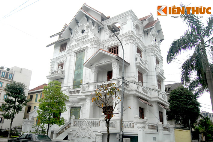 Nằm trên mảnh đất "vàng" thuộc quận Tây Hồ - Hà Nội, các căn biệt thự khu Vườn Đào khiến nhiều người choáng ngợp vì độ hoành tráng, rộng hàng trăm m2. Chưa kể mức phí xây dựng, giá đất nền "chát chúa" và đồ nội thất, không ít căn biệt thự ở đây được định giá triệu đô. Trong ảnh là một biệt thự trắng đẹp mắt.