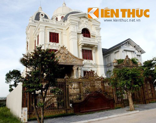 Ngoài phố Lê Hồng Phong, Hải Phòng có nhiều tuyến phố đại gia, với nhiều biệt thự "khủng". Nằm trong khuôn viên rộng hơn 500m2 gần sân bay Cát Bi – Hải Phòng, tòa lâu đài có chi phí xây dựng khoảng 2 triệu USD (chưa tính đồ nội thất) của ông bà Tạo – Phượng khiến nhiều người phải ngưỡng mộ.