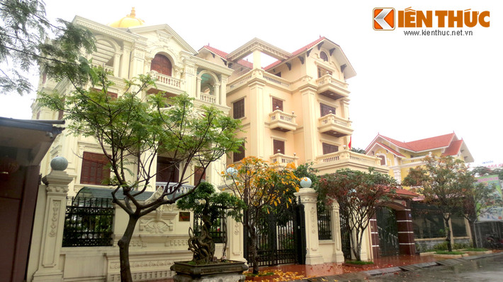 Là một trong những thành phố phát triển, Hải Phòng có nhiều đại gia "khét tiếng" xây biệt thự, lâu đài thuộc hàng "khủng". Trong đó, trục đường Lê Hồng Phong, lối ra sân bay Cát Bi được mệnh danh là phố đại gia Hải Phòng với hơn chục biệt thự, lâu đài hoành tráng.