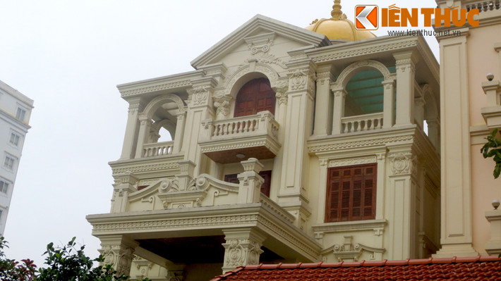 Những đường nét hoa văn chạm trổ cầu kỳ kết hợp với hệ thống mái vòm trần được thiết kế theo phong cách Châu Âu cổ điển.