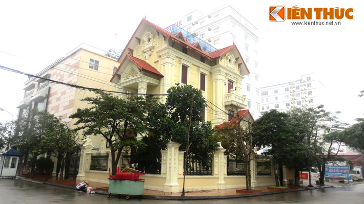 Biệt thự của đại gia Hải Phòng rộng hàng trăm m2 này chắc hẳn đã ngốn hàng chục tỷ đồng để thiết kế, xây dựng.