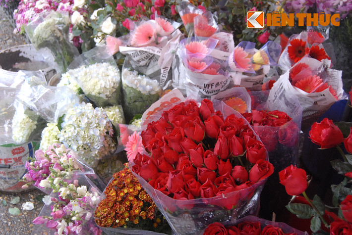 Đủ loại hoa khoe sắc khiến những ngày mưa Hà Nội bớt đi nhiều phần ảm đạm.