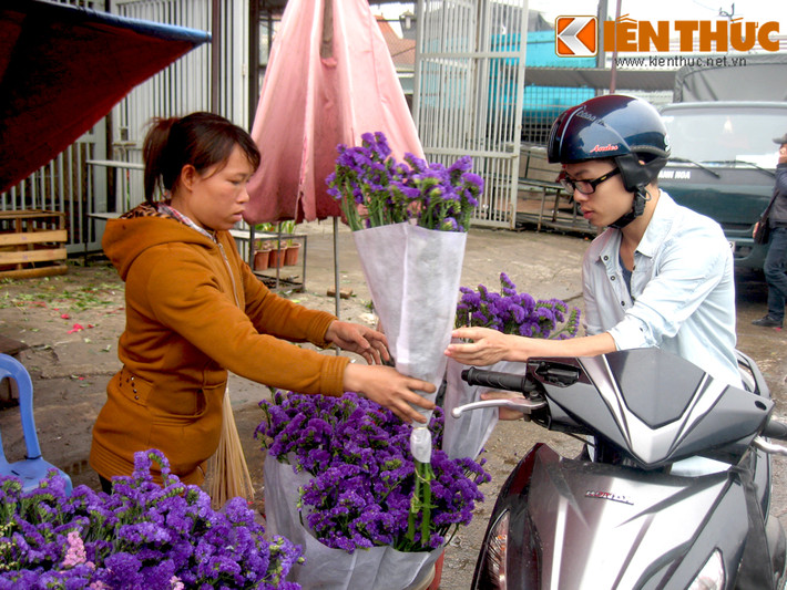 Bên cạnh đó, các gánh hàng hoa salem tím, hoa thạch thảo, hoa sao... cũng đắt khách không kém nhờ vẻ đẹp dung dị của mỗi loài hoa.