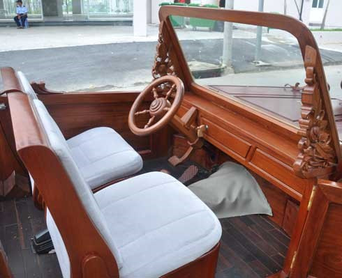 Ngoại trừ gầm và hệ thống truyền động nhập về, tất cả chi tiết còn lại trên chiếc ôtô tự chế của anh Khang đều làm thủ công bằng gỗ căm xe, tần bì, walnut (óc chó) nhập từ nước ngoài. Xe có thể chạy an toàn với tốc độ 60 km/h.