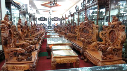 Trong đại bản doanh của công ty, Minh “Sâm” sở hữu bốn bộ bàn ghế gỗ Huỳnh đàn đỏ (sưa đỏ) có giá lên tới 5 triệu USD/bộ, quy đổi ra là hơn 100 tỉ đồng. Ngoài ra, Minh sâm sở hữu bộ sập gụ, tủ chè, bộ hoành phi, câu đối cổ thuộc hàng độc nhất vô nhị, hàng trăm năm tuổi.