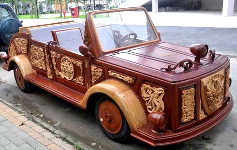 Chiếc xe bằng gỗ đầu tiên ở Việt Nam thuộc sở hữu của anh Lê Nguyên Khang - một đại gia ở TP HCM. Chiếc xe cực độc này được làm thủ công bằng gỗ, có giá bán khoảng 24.000 - 25.000 USD.
