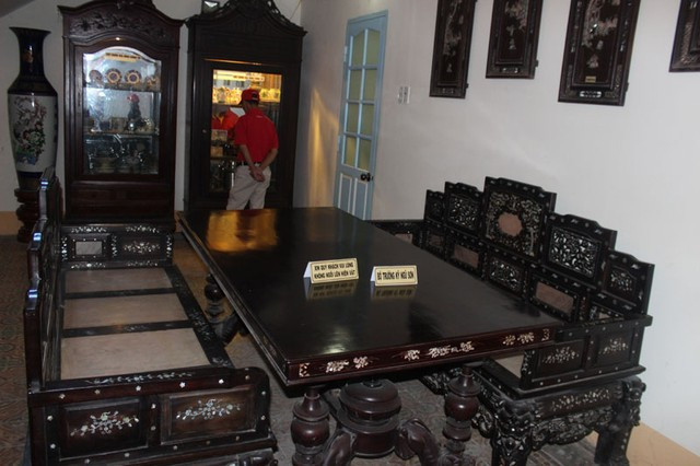 Hiện nay, trong nhiều ngôi nhà cổ còn lại ở 3 miền, một phần cuộc sống giàu sang, phú quý của các đại gia thời xưa đã được hé lộ. Nhiều dinh thự nhà giàu xưa được ví như “kho” gia bảo cực kỳ quý giá. Đồ nội thất xa xỉ như bàn ghế đều thuộc hàng độc nhất vô nhị. Trong hình là bộ trường kỷ ngũ sơn làm từ gỗ quý trong nhà đại gia khét tiếng ở Cần Thơ vào những năm 1919.