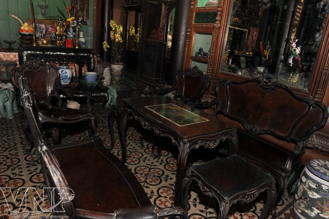 Ngoài ra, đại gia này cũng không tiếc tiền chi cho bộ salon kiểu Pháp đời Louis XV, mặt bàn bằng đá cẩm thạch sắc xanh. Thú chơi đồ cổ của gia đình họ Dương đất Bình Thủy đã lẫy lừng lục tỉnh.