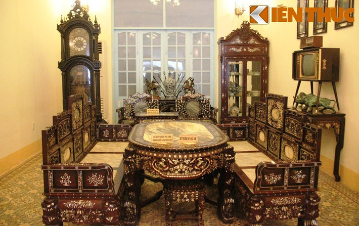 Mỗi căn phòng của đại gia thời xưa đều có một bộ bàn ghế khác nhau. Riêng dinh thự của công tử Bạc Liêu có tới 5-6 bộ bàn ghế làm từ gỗ quý, đắt tiền.