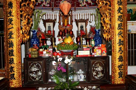 Bàn thờ gia tiên thường được đặt ở gian chính của biệt thự, các bức hoành phi câu đối sơn son thiếp vàng.