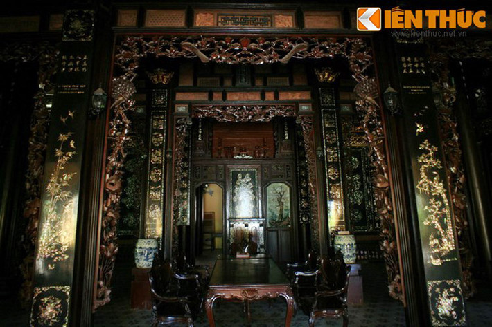 Nổi danh khắp các vùng Nam Bộ về độ giàu có, cầu kỳ trong việc lựa chọn đồ đạc trong dinh thự, đốc phủ Hải (Tiền Giang) cho thấy con mắt tinh đời, thẩm mỹ cao khi chọn các bức tranh, liễn đối trong nhà. Trải qua hơn 100 năm, cấu trúc gỗ đậm nét truyền thống vẫn giữ nguyên vẹn. Trong hình là bộ bao lam bằng gỗ quý chạm hai mặt hình ảnh tứ linh, tứ quí, bát bửu... Ảnh: Quốc Lê.