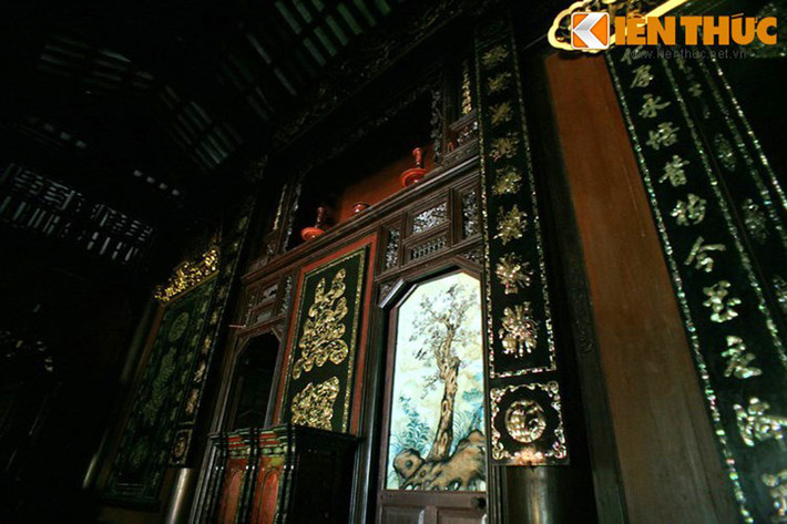 Liễn đại tự để thờ và liễn treo trên cột được khảm xà cừ tinh tế, độc đáo.