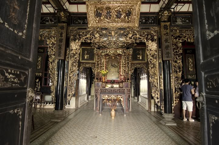 Đồ gỗ trong phòng khách của nhà giàu xưa thường được sơn son thếp vàng, biểu trưng cho sự giàu sang, phú quý. Trong hình là nhà cổ pha trộn nét Tây - Đông Huỳnh Thủy Lê nổi tiếng ở Sa Đéc - Cần Thơ.