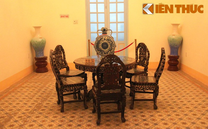 Thú ăn chơi của đại gia Việt thời xưa cũng cầu kỳ, xa xỉ không kém thời nay là bao. Trong nhiều dinh thự nổi tiếng, các ông chủ lắm tiền thời này xây dựng khu nhà ăn, khu bếp hoành tráng và có hẳn đầu bếp riêng để nấu các món ngon. Trong hình là bộ bàn ăn của gia đình công tử Bạc Liêu (Đồng Tháp).