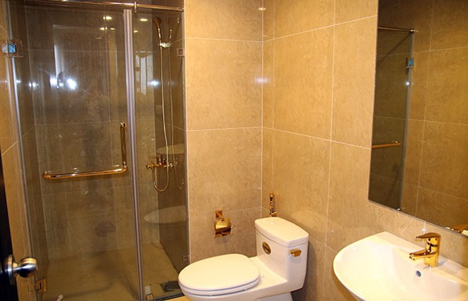 Cả phòng tắm, nhà vệ sinh đều phủ vàng 24k, thậm chí, thiết bị để giấy vệ sinh, vòi xịt toilet cũng được mạ vàng "sang chảnh". Ảnh: Nguyên Khôi.