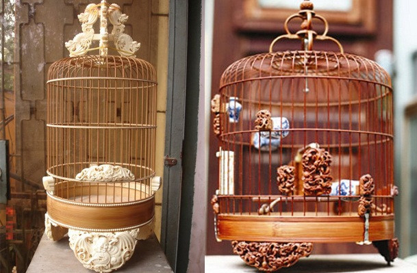 Trong nhà nhiều đại gia Hà Thành, chiếc lồng chim quý cũng có giá trị tương đương cả một căn nhà. Trong đó, không ít chiếc định giá cả tỷ đồng.