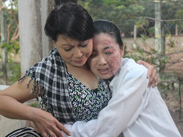 Tin đồn này nhanh chóng được đập tan khi thông tin chính thức tiết lộ đây chỉ là hóa trang cho nhân vật của Lê Khánh trong bộ phim "Bóng tối rực rỡ" của đạo diễn Trần Quang Đại.