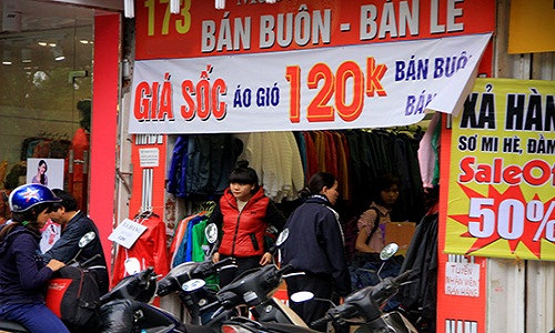 Cuối mùa lạnh, quần áo là mặt hàng giảm giá mạnh nhất. Hàng loạt cửa hàng thời trang trên đường Thái Hà, Phạm Ngọc Thạch, Kim Mã... đã bắt đầu xả hàng, bán giá "sốc". Các loại áo phao, đồ len giảm mạnh lên tới 50%.