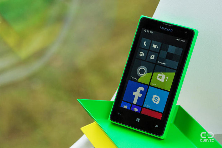 Lumia 435 và Lumia 532 được nhiều người chuộng vì mức giá bình dân, khá gọn nhẹ, cấu hình ổn với RAM 1GB, bộ nhớ trong 8GB, hệ điều hành Windows phone 8.1, bộ xử lý Qualcomm Snapdragon 1.2Ghz lõi kép cho Lumia 435 và lõi tứ cho Lumia 532.