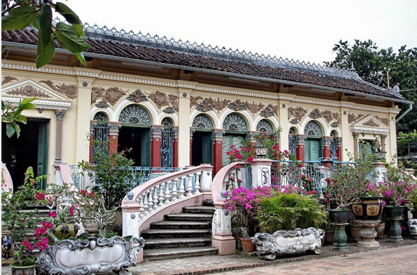 Là một trong những ngôi nhà cổ đẹp bậc nhất miền Tây, đại gia họ Dương - chủ nhân nhà Bình Thủy từng rất cầu kỳ trong việc xây dựng cảnh quan sân vườn đẹp hút mắt.