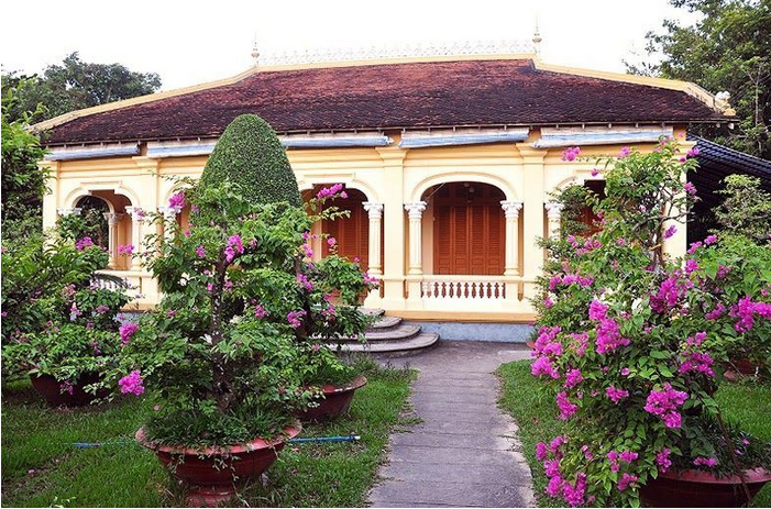Được xây dựng cách đây 165 năm (1850), ngôi nhà bề thế của cụ Phan Văn Cương, thuộc hàng danh gia vọng tộc thời chúa Nguyễn tại đất Tiền Giang cho thấy phần nào cuộc sống khá giả, có của ăn của để của gia chủ. Cảnh quan sân vườn quanh nhà được chăm chút cẩn thận, đem đến mỹ quan tuyệt đẹp. Ảnh: Hải Yến.