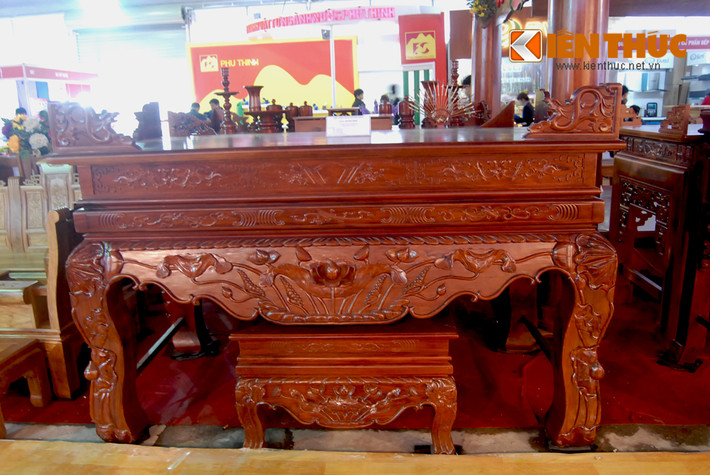 Nhiều bộ bàn ghế, sập gỗ... được bán với giá cả trăm triệu đồng. Trong hình là bộ sập thờ sen gỗ hương có giá 80 triệu đồng.
