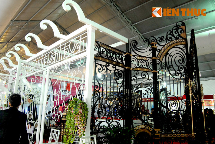 Thiết kế cổng sắt đẹp đặc biệt quan trọng vì làm tăng vẻ đẹp và sự thống nhất cho cảnh quan ngôi nhà, vì thế nhiều mẫu cổng sắt dành cho biệt thự, nhà mặt phố... đặc biệt thu hút khách hàng.
