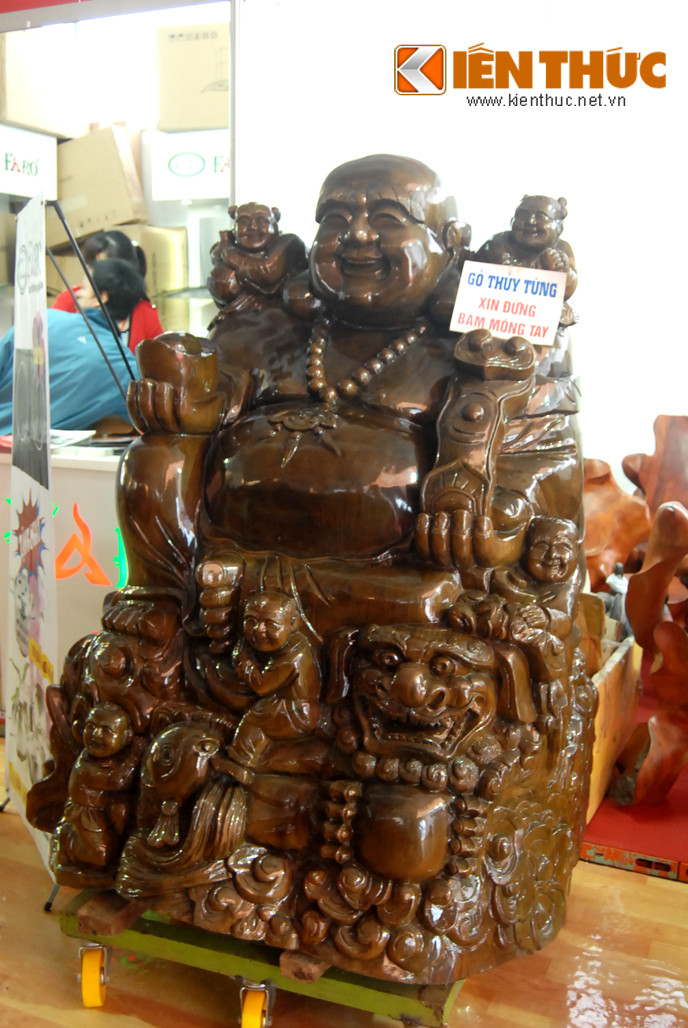 Làm từ chất liệu gỗ thủy tùng quý hiếm, bức tượng Phật Di Lặc được rao bán với mức 750 triệu đồng.