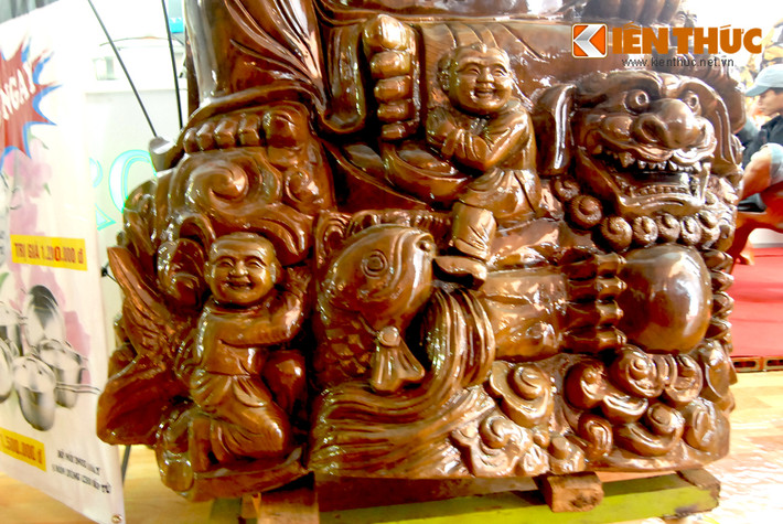 Hầu hết khách hàng đến xem, hỏi mua, đặt hàng thủ công mỹ nghệ có mức giá "chát" như thế này chủ yếu là người có thu nhập cao, khá giả - nhân viên này cho biết thêm.