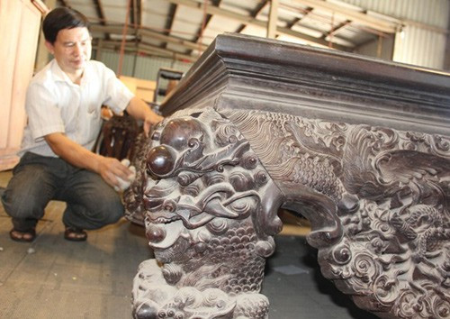 Ngoài ra, những chiếc sập làm từ gỗ quý cũng được nhà giàu xưa ưa chuộng, đây thường là nơi ngồi nghỉ hoặc nằm hút thuốc phiện của các bậc khách quý hoặc người bề trên trong nhà. Trong hình là chiếc sập gỗ có tuổi đời cả trăm năm thuộc sở hữu của ông Nguyễn Văn Thưởng.