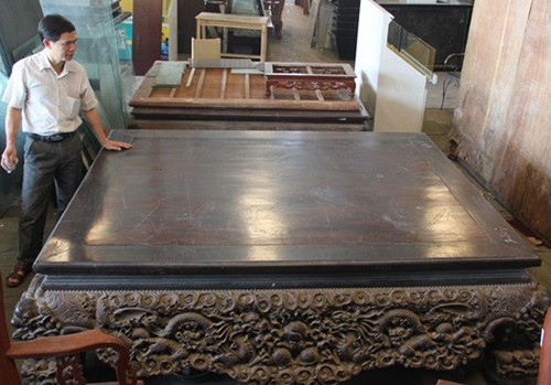 Chiếc sập gỗ trắc cổ xưa, có họa tiết chạm trổ lạ mắt được định giá lên tới 1,5 tỷ đồng.