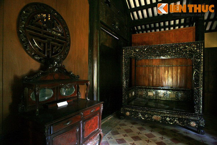 Trong hình là chiếc giường Thất Bảo chạm nổi hoa lá và khảm xà cừ cầu kỳ trong dinh thự đốc phủ Hải (Tiền Giang).