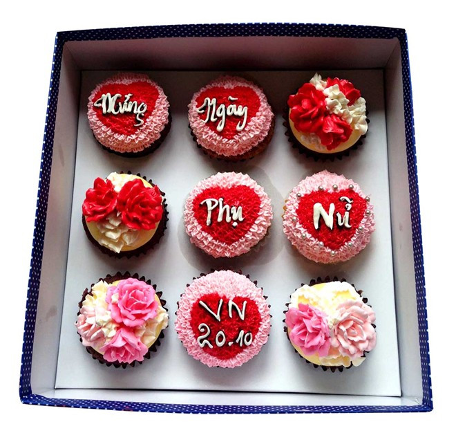 Bánh cupcake nhỏ xinh, xếp thành dòng chữ "Mừng ngày phụ nữ Việt Nam", "Chúc mừng 8/3", "Love mom" được nhiều cửa hàng bánh ngọt tung ra dịp này, là món quà ý nghĩa dành tặng mẹ, em gái hoặc bạn gái.... Tùy vào số lượng, độ cầu kỳ của bánh, cả set bánh có giá 350.000 - trên 500.000 đồng.