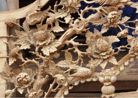 Theo chia sẻ của chủ cửa hàng đồ gỗ trên đường Đê La Thành (Hà Nội): "Gỗ vàng tâm màu vàng đẹp, mùi hương nhẹ. Những cây có đường kính 1m trở lên rất quý, thường được chọn để chạm, khắc đồ mỹ nghệ". Ảnh: Đồ Gỗ QV.