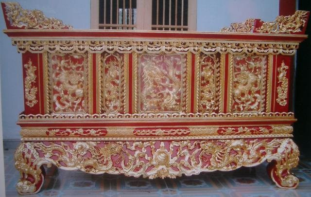 Tùy vào kích thước, độ khó, chi tiết chạm khắc những bộ tủ, bàn làm bằng gỗ như thế này có giá từ 7 triệu đến trên 10 triệu đồng.