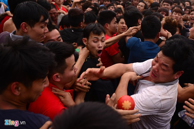Phết chính hội có 6 quả (3 quả lớn là Phết, 3 quả nhỏ là Chúi) được làm bằng gỗ mít, sơn son thếp vàng và được thờ trong đền suốt một năm.