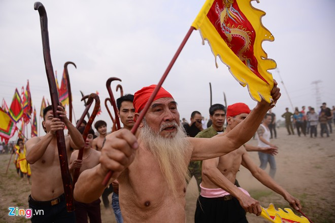 14h30 ngày 3/3 (13/1 âm lịch), lễ hội cướp phết Hiền Quan 2015 chính thức diễn ra. Lễ hội được tổ chức để tưởng nhớ và tôn vinh công lao của nữ tướng Thiều Hoa công chúa - Đức Thánh Mẫu Đại Vương, người giúp Hai Bà Trưng đánh giặc cứu nước.