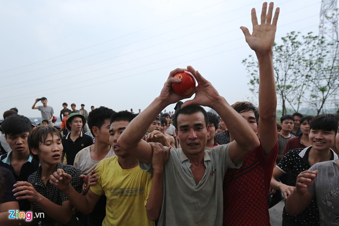 Sau khi được sự hỗ trợ của đồng đội, anh Thành (thường được gọi là Thành "Voi", người xã Vực Trường) đã mang được phết ra khỏi mốc sào tre của bãi hội, mang may mắn về nhà.
