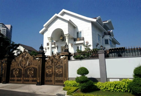 Chưa hết, căn biệt thự triệu đô rộng cả ngàn m2 ở Thảo Điền (TP HCM) cùng với nội thất đắt đỏ của doanh nhân Việt kiều này khiến không ít người phải ngưỡng mộ.