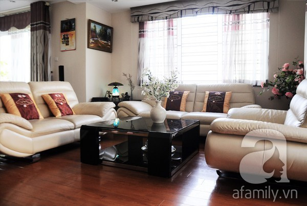 Phòng khách của ngôi nhà được bài trí thanh lịch và nhã nhặn với màu vàng kem sáng. Căn phòng này luôn tràn ngập ánh sáng và gió tự nhiên nhờ 2 tầm nhìn thoáng ra khu vườn. Điểm nhấn của nơi này là bộ sofa da lớn kê hình chữ U ấm áp và quây quần. Ảnh: Afamily.